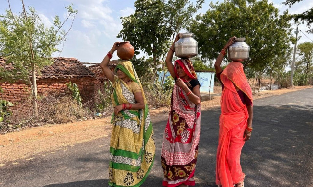 Πώς επιβιώνουν στη θερμότερη πόλη της Ινδίας σε θερμοκρασίες που φτάνουν τους 47 βαθμούς κελσίου