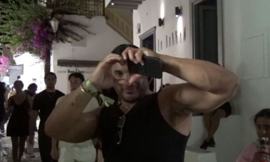Γιώργος Ασημακόπουλος: Έκανε τον... Σβαρτσενέγκερ στην Μύκονο