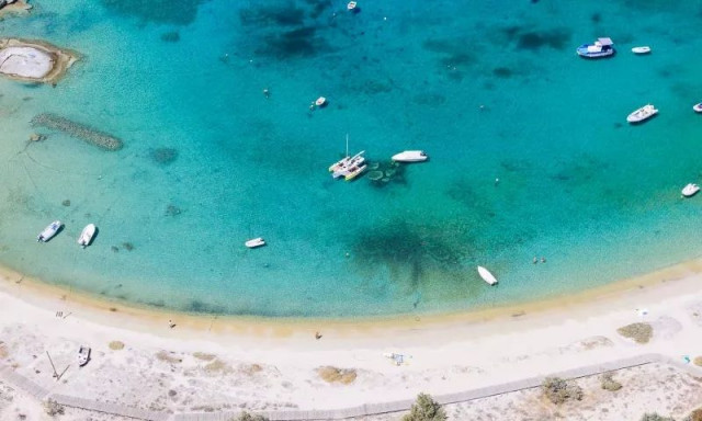 Βουτιά στα καταγάλανα νερά της Νάξου - Δείτε βίντεο