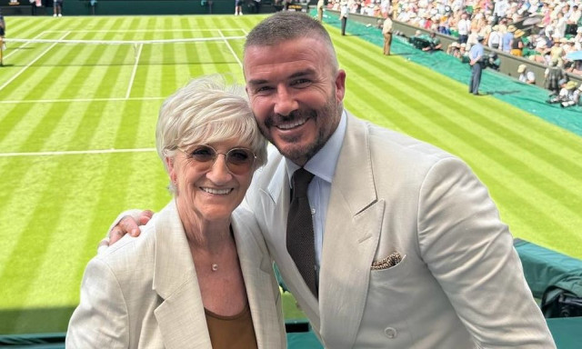 Ντέιβιντ Μπέκαμ: Έκανε λαμπερή εμφάνιση στο Wimbledon με την μητέρα του μετά από επέμβαση