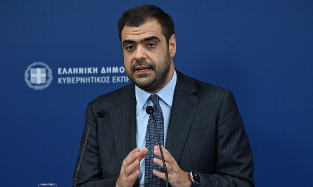 LIVE η ενημέρωση των πολιτικών συντακτών από τον κυβερνητικό εκπρόσωπο, Παύλο Μαρινάκη