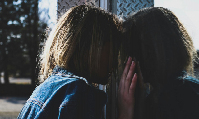 Μενίδι: Ποινική δίωξη στην 35χρονη για τον ξυλοδαρμό και τη διακοπή της κύησης της κόρης της