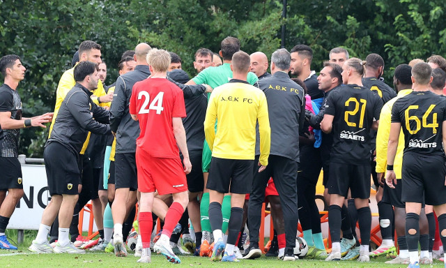 Χαμός στο φιλικό της ΑΕΚ: Ήρθαν στα χέρια με τον προπονητή των Βέλγων - Δείτε βίντεο