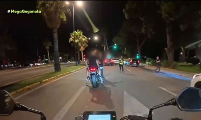 Βουλιαγμένη: Βίντεο ντοκουμέντο από τη στιγμή που οδηγός πάει να ξεφύγει από μπλόκο