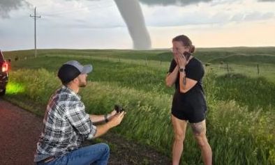 Απίστευτη πρόταση γάμου στις ΗΠΑ: Της ζήτησε να τον παντρευτεί... μέσα σε ανεμοστρόβιλο
