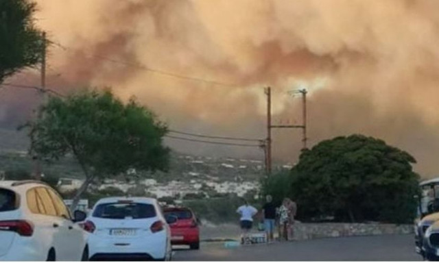 Πύρινη κόλαση στην Ιεράπετρα: Καίει ανεξέλεγκτα η φωτιά – Εκκενώθηκαν οικισμοί και ξενοδοχεία