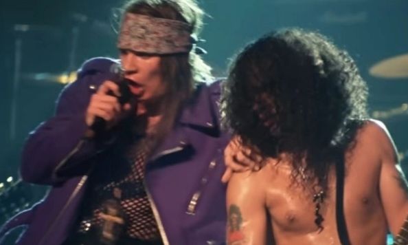 Η επεισοδιακή συναυλία των Guns N' Roses: Ο Axl βούτηξε στο κοινό και όρμησε σε θεατή
