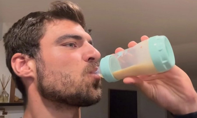 YouTuber τρώει μόνο βρεφικές τροφές για μια εβδομάδα και αποκαλύπτει επιπτώσεις στο σώμα του