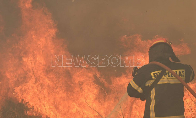 Φωτιά στη Ραφήνα: Διακοπή κυκλοφορίας οχημάτων στη Λ. Μαραθώνος - Καθυστερήσεις σε πτήσεις