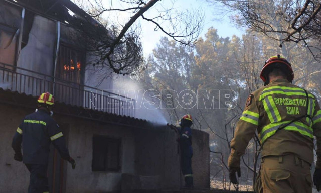 LIVE BLOG: Φωτιά στη Ραφήνα: Κάηκαν σπίτια στο Πικέρμι και τα Σπάτα - Δεκάδες απεγκλωβισμοί