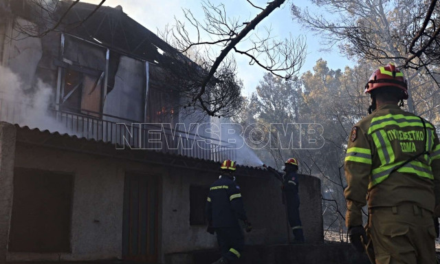 Φωτιά τώρα – Σπάτα: «Τουλάχιστον έξι σπίτια έχουν καεί, μαίνεται ανεξέλεγκτο το μέτωπο»
