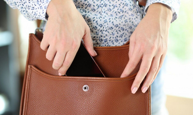 Ρόδος: Έκρηξη κινητού σε τσάντα τουρίστριας την ώρα που έκανε βόλτα