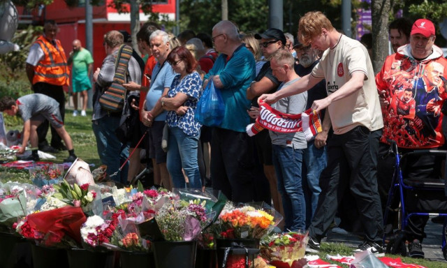 Σπαρακτικές εικόνες στο Άνφιλντ από χιλιάδες κόσμο που αφήνει λουλούδια για τον Ζότα