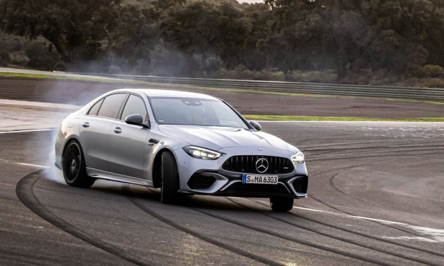 Η Mercedes-AMG εξελίσσει ένα νέο V8