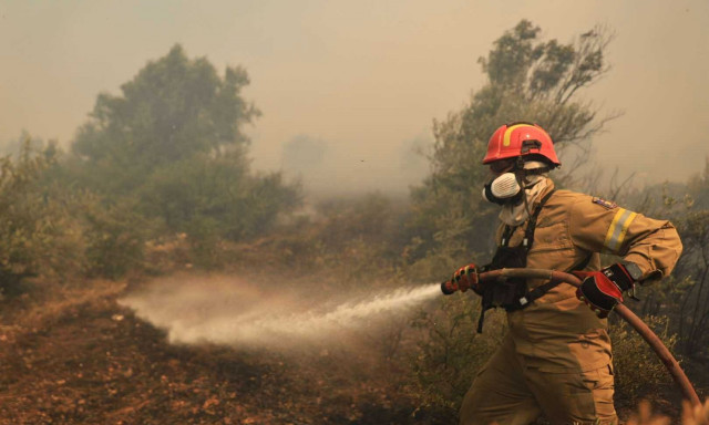 Φωτιά τώρα: Πύρινο μέτωπο και στα Χανιά - Μηνύματα από το 112 για εκκένωση περιοχών