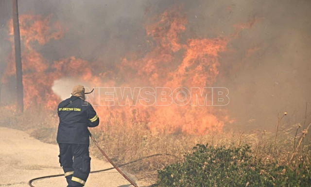 Φωτιά τώρα σε Πικέρμι – Ραφήνα: «Καίγονται σπίτια, δεν έχουν σταματήσει οι ισχυροί άνεμοι»