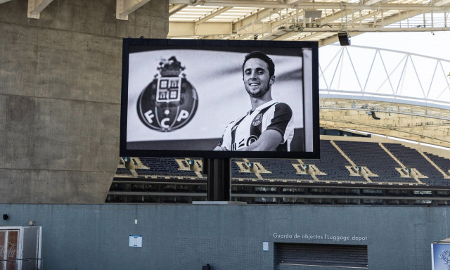 Ντιόγκο Ζότα: Μεσίστιες οι σημαίες σε Άνφιλντ και Ντραγκάο μετά το θάνατό του