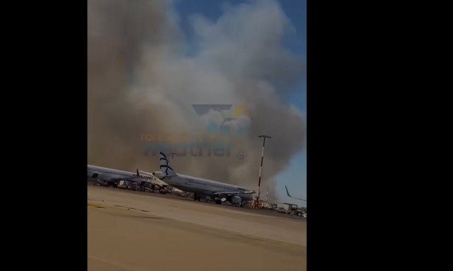 Φωτιά στη Ραφήνα: Πυκνός μαύρος καπνός έφτασε στο αεροδρόμιο Ελ. Βενιζέλος - Δείτε βίντεο