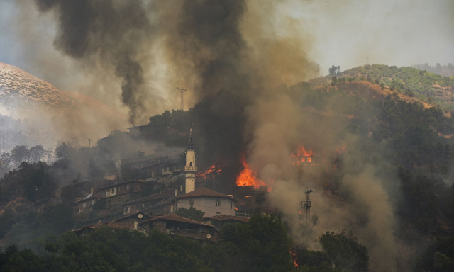 Σμύρνη: Δύο δασικές φωτιές απειλούν τον αυτοκινητόδρομο – Νεκρός ένας ηλικιωμένος