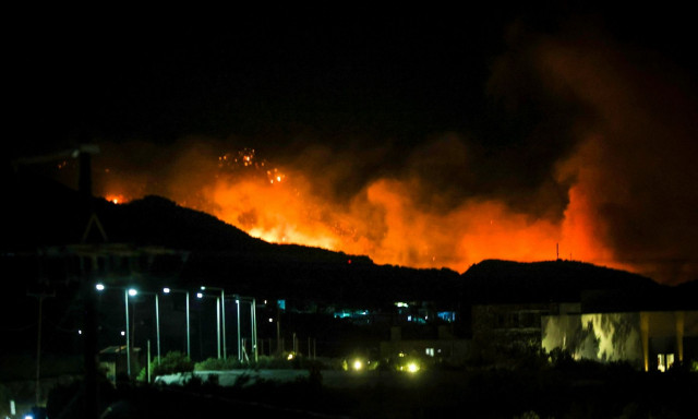 Φωτιά στην Ιεράπετρα: Εφιαλτική νύχτα για τους κατοίκους – Καίγονται σπίτια – Εκκενώνονται οικισμοί