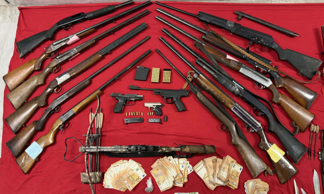 Θεσσαλονίκη: Ολόκληρο οπλοστάσιο σε δύο σπίτια στη Χαλάστρα - Χειροπέδες σε 62χρονο και 30χρονο