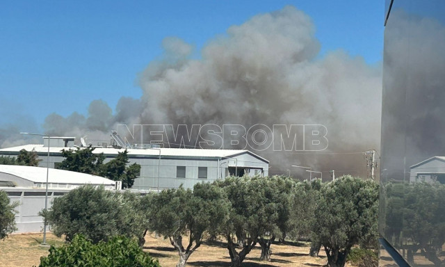 Φωτιά τώρα στη λεωφόρο Μαραθώνος στη Ραφήνα - Επιχειρούν και εναέρια μέσα
