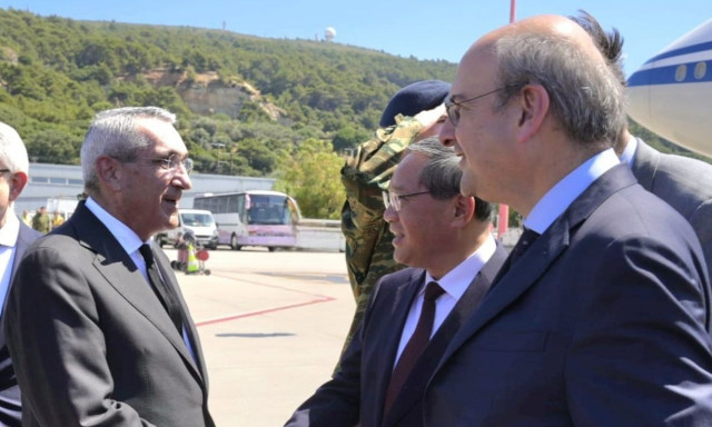 Ο πρωθυπουργός της Κίνας στη Ρόδο για ιδιωτική επίσκεψη - Τον υποδέχτηκε ο Χατζηδάκης