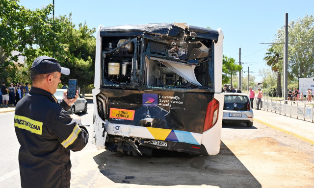 Σύγκρουση λεωφορείων στην παραλιακή: «Στη στάση ήμουν και έπεσε πάνω μου», λέει ο ένας οδηγός