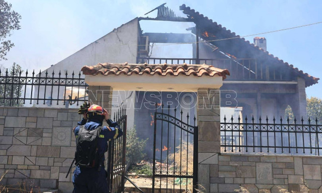 Φωτιά τώρα στο Κορωπί - Μήνυμα του 112 στους κατοίκους - Καμένα σπίτια