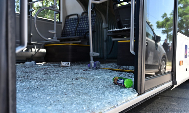 Σύγκρουση λεωφορείων στη Βούλα: Πολύ σοβαρή η κατάσταση υγείας της οδηγού - Ανατροπή από μαρτυρία