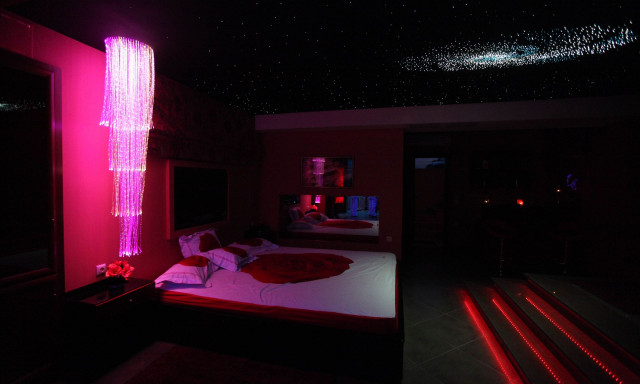 Έφοδοι της ΕΛ.ΑΣ. σε οίκους ανοχής στην Αθήνα για τον εντοπισμό θυμάτων trafficking