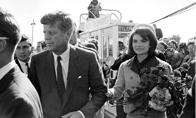 Αποκαλύψεις «βόμβα» για τον Τζον Κένεντι - Το θυελλώδες άγνωστο ειδύλλιό του με 23χρονη αεροσυνοδό