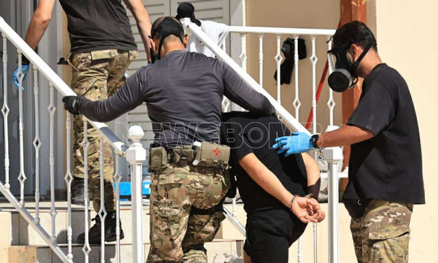 Καρέ-καρέ η έφοδος του «ελληνικού FBI» στο Πικέρμι - Στοίβες από εμποτισμένα δέρματα με κοκαΐνη