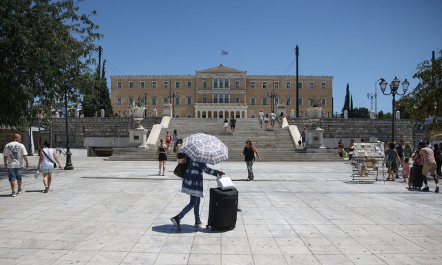 Καιρός: Ο «θερμικός θόλος» σκεπάζει τη χώρα - Πού θα «χτυπήσει» ο καύσωνας και πότε θα δροσίσει