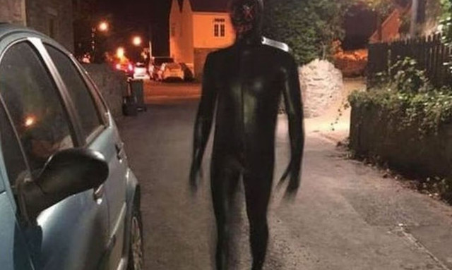 Πανικός στην Αγγλία: Μυστηριώδης άνδρας με στολή γάτας τρομοκρατεί τους κατοίκους τις νύχτες
