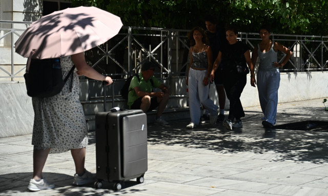 Καιρός: Πότε τελειώνει ο καύσωνας - Δροσίζει στο Ιόνιο και τα δυτικά ηπειρωτικά