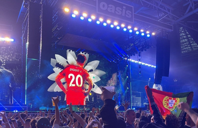 Ντιόγκο Ζότα: Συγκινητικές στιγμές στη συναυλία των Οasis - Το «Live Forever» από τους Γκάλαχερ
