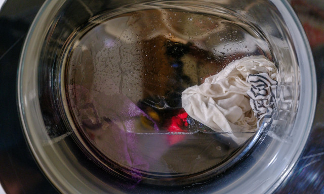 Μυρίζει το πλυντήριο σας; Ρίξτε αυτό το φθηνό προϊόν και θα είναι σαν καινούργιο