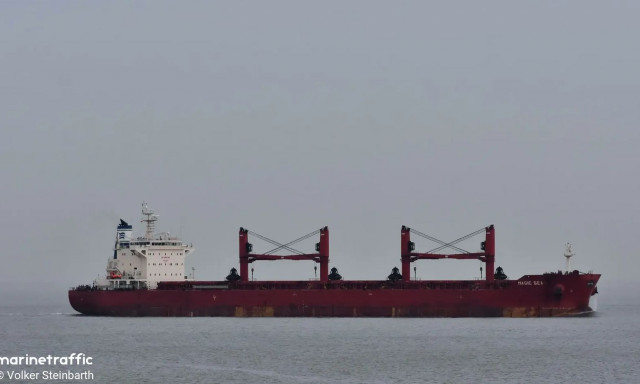 Οι Χούθι επιτέθηκαν σε ελληνόκτητο πλοίο με ρουκέτες - Ξέσπασε ναυμαχία, βυθίζεται αυτή την ώρα