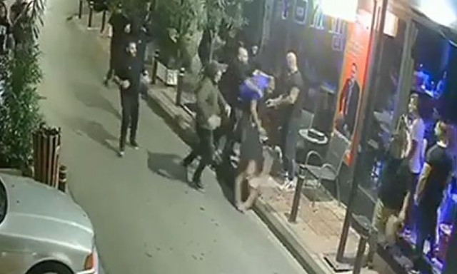 Πειραιάς: Καρέ – καρέ η στιγμή της άγριας συμπλοκής αντίπαλων συμμοριών με πυροβολισμούς