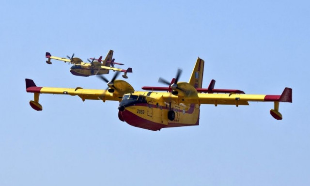 Η Ελλάδα στέλνει 2 πυροσβεστικά αεροσκάφη στην Αλβανία για τη μάχη με τις φλόγες στη Λέσνιτσα