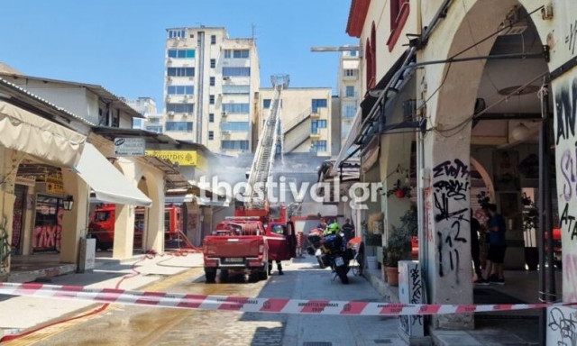 Θεσσαλονίκη: Μαίνεται η φωτιά στο Καπάνι - Στο νοσοκομείο με αναπνευστικά προβλήματα 3 πυροσβέστες