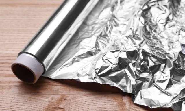 Κολλήστε αλουμινόχαρτο στο παράθυρο - Το κόλπο για τους ανεπιθύμητους επισκέπτες