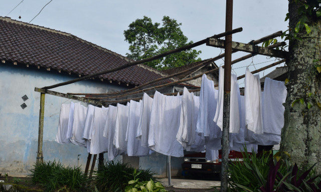 Καθαρά λευκά ρούχα από το πλυντήριο: Μόνο μία μεζούρα από αυτό αρκεί