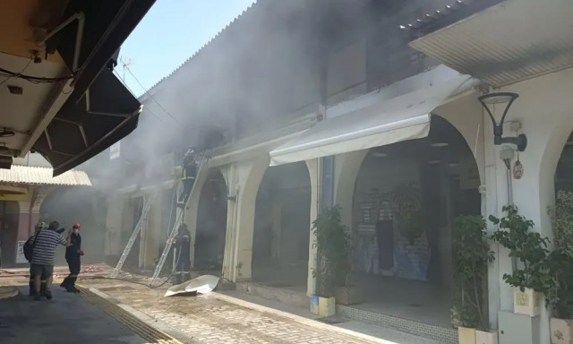 Θεσσαλονίκη: Υπό έλεγχο η φωτιά στο Καπάνι - Ζημιές σε τρία μαγαζιά, στο νοσοκομείο 4 πυροσβέστες