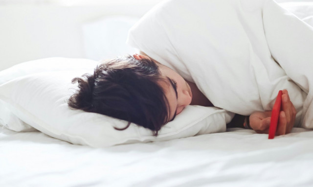 Η πλευρά στην οποία κοιμάστε μπορεί να αλλάξει την υγεία της καρδιάς και του εντέρου σας