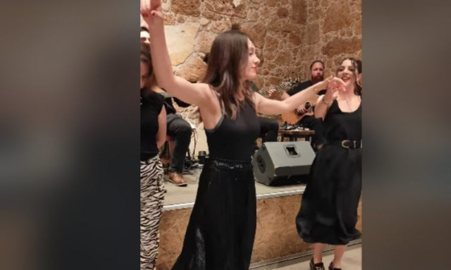 Γυναίκα χορεύει Κρητικά και μαγεύει με τις ικανότητές της