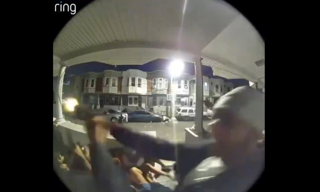 Συγκλονιστικό βίντεο: Η στιγμή ανταλλαγής πυροβολισμών στη Φιλαδέλφεια των ΗΠΑ