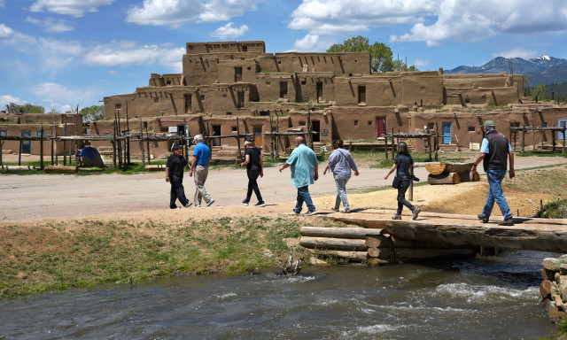 Μυστηριώδης πόλη κρυμμένη στην έρημο «ξεχειλίζει» από τουρίστες λόγω ενός παράξενου φαινομένου