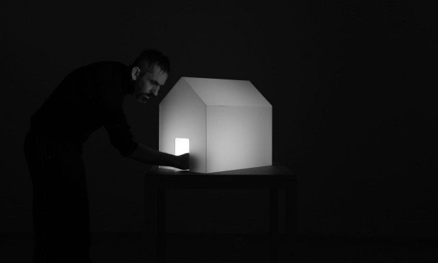 Φεστιβάλ Αθηνών Επιδαύρου: Ο Παντελής Μάκκας μεταμορφώνει τη θεατρική δράση με το βίντεο «Ένοικος»